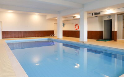 Crans-Montana 260: L'Eau, Bâtiment, Propriété, Piscine, Fenêtre, Maison, Ombre, Sol, Bois, Sol