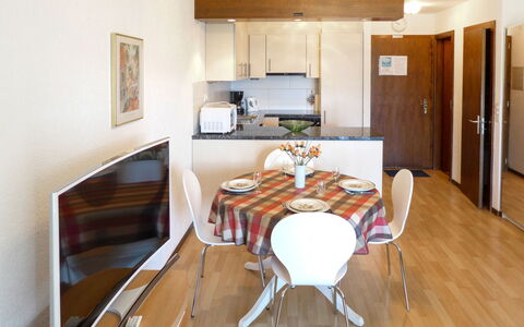 Crans-Montana 290: Meubles, Cabinetry, Table, Bois, Cuisine, Confort, Salon, Sol, Chaise, Design Intérieur