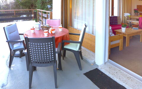 Yuca B Apt. 28: Table, Meubles, Propriété, Chaise, Design Intérieur, Bois, Sol, Loisir, Arbre, Plante