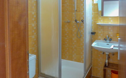 Yuca B Apt. 28: Miroir, Propriété, Luminaire Plomberie, Évier, Robinet, Salle De Bains, Porte De Douche, Éclairage, Design Intérieur