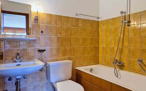 Yuca B Apt. 28: Salle De Bains, Luminaire Plomberie, Mur, Lavabo, Sol, Évier, Design Intérieur, Sol, Robinet, Toilette
