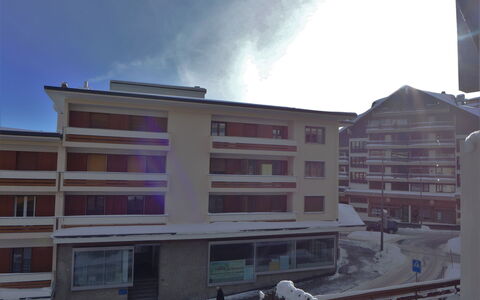 Crans-Montana 320: Ciel, Bâtiment, Jour, Propriété, Nuage, Fenêtre, Design Urbain, Quartier, Mur, Zone Résidentielle