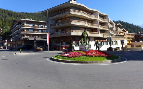 Crans-Montana 320: Bâtiment, Ciel, Plante, Design Urbain, Arbre, Fenêtre, Condominium, Zone Résidentielle, Paysage, Ville