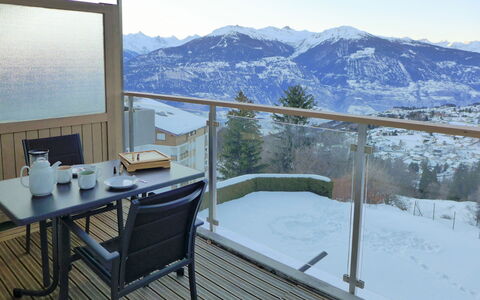Crans-Montana 395: Ciel, Table, Meubles, Propriété, Bâtiment, Montagne, Neige, Chaise, Architecture, Ombre