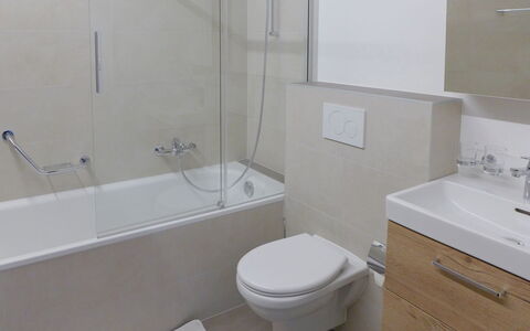 Crans-Montana 395: Luminaire Plomberie, Robinet, Évier, Miroir, Propriété, Baignoire, Blanc, Armoire De Toilette, Salle De Bains, Siège De Toilette