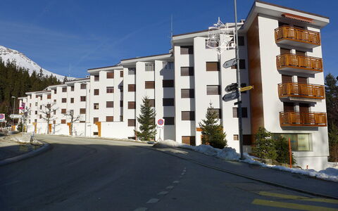Crans-Montana 450: Ciel, Plante, Propriété, Bâtiment, Fenêtre, Arbre, Architecture, Design Urbain, Quartier, Zone Résidentielle