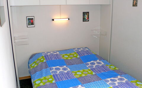 Crans-Montana 450: Chambre, Pièce, Lit, Drap De Lit, Sol, Propriété, Meubles, Matelas, Textile, Literie