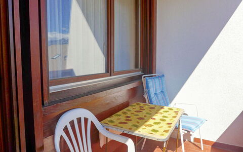 San Giorgio a 12: Propriété, Meubles, Fenêtre, Chaise, Bois, Design Intérieur, Confort, Sol, Ombre, Mobilier De Jardin
