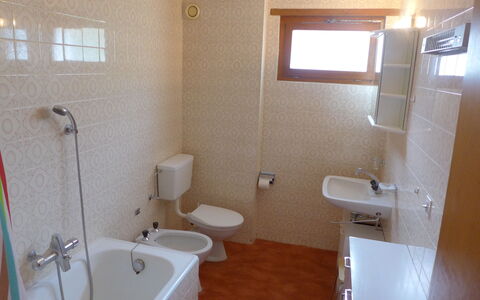 San Giorgio a 12: Propriété, Luminaire Plomberie, Robinet, Bâtiment, Lavabo, Évier, Salle De Bains, Violet
