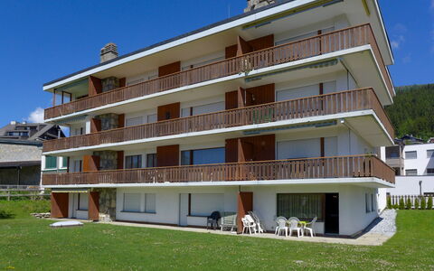 Crans-Montana 560: Ciel, Bâtiment, Plante, Fenêtre, Design Urbain, Condominium, Zone Résidentielle, Arbre, Immobilier, Façade