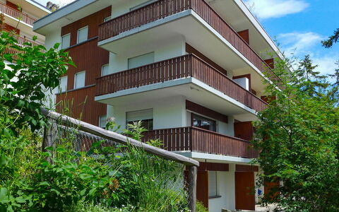 Crans-Montana 560: Plante, Bâtiment, Propriété, Ciel, Nuage, Vert, Fenêtre, Lot Terre, Design Urbain, Arbre