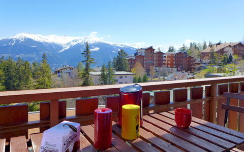 Crans-Montana 560: Ciel, Propriété, Bâtiment, Montagne, La Nature, Bois, Clôture, Mobilier De Jardin, Arbre, Table