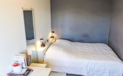 Les Orzières 417: Lit, Meubles, Chambre, Mur, Drap De Lit, Literie, Design Intérieur, Sol, Linge, Pièce