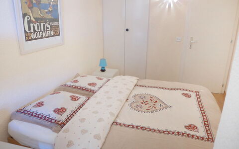 Crans-Montana 760: Chambre, Lit, Pièce, Propriété, Cadre De Lit, Drap De Lit, Meubles, Sol, Maison, Design Intérieur