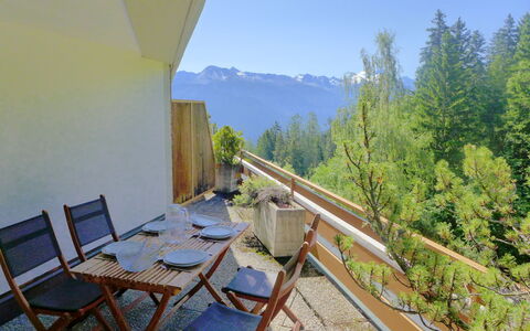 Crans-Montana 760: Plante, Ciel, Propriété, Meubles, Bâtiment, Table, Bois, Chaise, Arbre, Pot De Fleur
