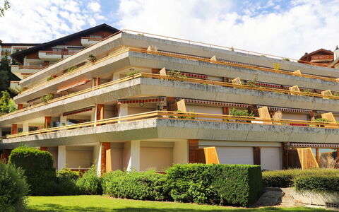 Crans-Montana 760: Plante, Nuage, Ciel, Bâtiment, Propriété, Fenêtre, Maison, Arbre, Condominium, Design Urbain