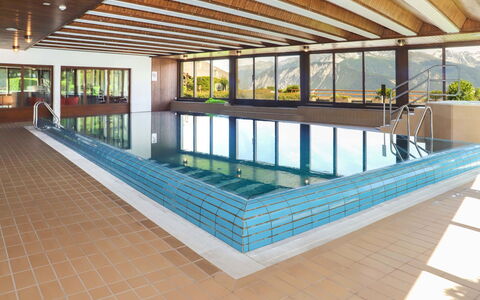 Crans-Montana 760: Propriété, Bois, Piscine, Ombre, Rectangle, Architecture, Design Intérieur, Sol, L'Eau, Sol