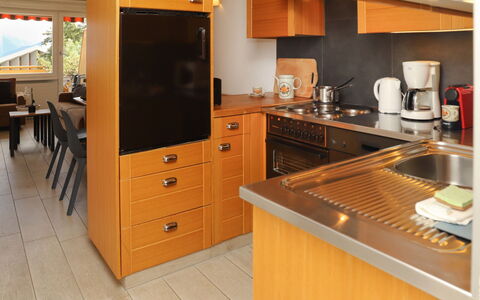 Crans-Montana 760: Cabinetry, Meubles, Propriété, Comptoir, Appareil De Cuisine, Électroménager, Tiroir, Cuisine, Bois, Bâtiment