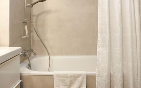 Crans-Montana 760: Luminaire Plomberie, Tete De Douche, Baignoire, Salle De Bains, Douche, Robinet, Sol, Plomberie