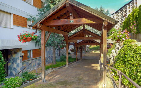 Crans-Montana 760: Plante, Propriété, Bâtiment, Nuage, Ciel, Fenêtre, Ombre, Lot Terre, Chalet, Bois