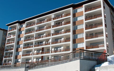 Crans-Montana 780: Bâtiment, Propriété, Ciel, Fenêtre, Bloc Tour, Design Urbain, Condominium, Quartier, Zone Résidentielle, Bâtiment Commercial