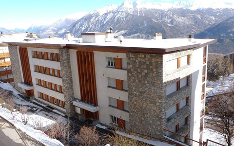 Crans-Montana 780: Ciel, Bâtiment, Jour, Propriété, Montagne, Neige, Blanc, Fenêtre, Maison, Pente