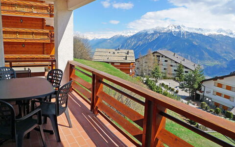 Crans-Montana 780: Propriété, Montagne, Montagnes Relief, Pièce, Immobilier, Ciel, Bâtiment, Maison, Chaîne De Montagnes, Balcon