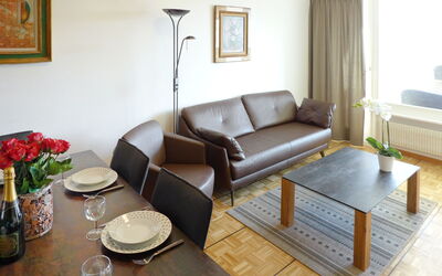 Grand-Large a 22 780.3: Table, Meubles, Cadre, Canapé, Plante, Confort, Bâtiment, Canapé-Lit, Bois, Salon
