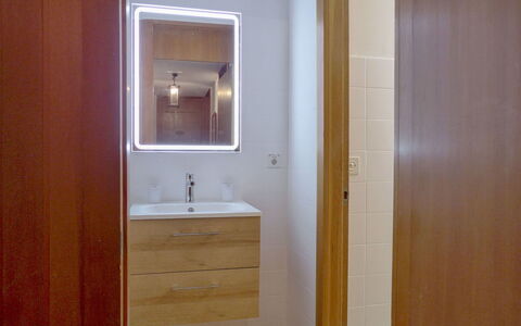 Crans-Montana 910: Robinet, Miroir, Évier, Armoire De Toilette, Lavabo, Cabinetry, Luminaire Plomberie, Salle De Bains, Bois