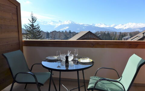Eperon B 22: Ciel, Table, Meubles, Bâtiment, Chaise, Nuage, Montagne, Design Intérieur, Mobilier De Jardin, Plante