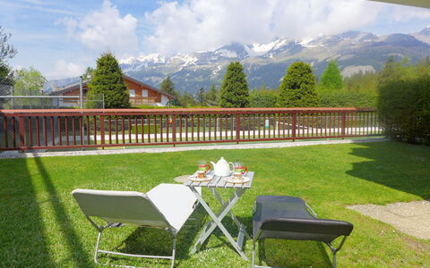 Valdor a 42 Sud: Ciel, Nuage, Meubles, Plante, Propriété, Table, Montagne, Feuille, Botanique, La Nature