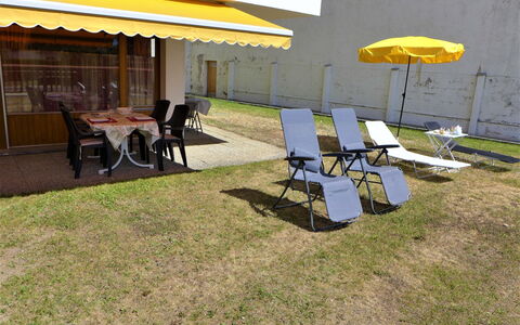 Valdor a 42 Sud: L'Eau, Jour, Ciel, Bâtiment, Bleu Azur, Piscine, Loisir, Rectangle, Composite, Design Urbain