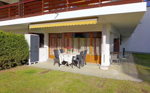 Valdor a 42 Sud: Meubles, Bâtiment, Ombre, Plante, Design Intérieur, Porche, Lot Terre, Chaise, Herbe, Zone Résidentielle