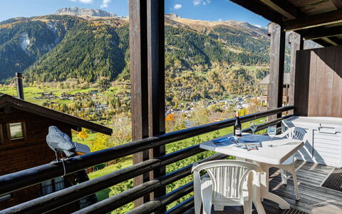 Ernen 300: Ciel, Nuage, Montagne, Propriété, Bâtiment, Bois, Fenêtre, Clôture, Plante, Porche