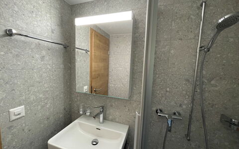 Margrith: Robinet, Luminaire Plomberie, Évier, Propriété, Miroir, Lavabo, Salle De Bains, Bâtiment, Tete De Douche
