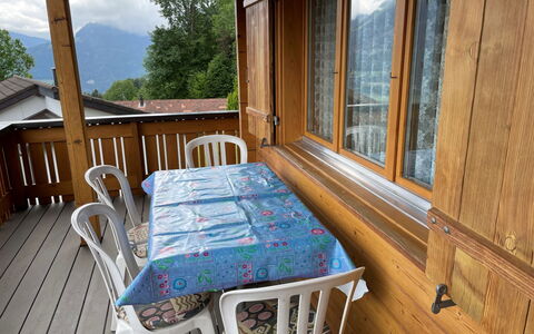 Margrith: Meubles, Propriété, Bois, Fenêtre, Bâtiment, Table, Design Intérieur, Arbre, Plante, Mobilier De Jardin