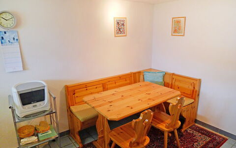 Weggis 7: Pièce, Propriété, Meubles, Table, Design Intérieur, Sol, Bâtiment, Immobilier, Maison, Chaise
