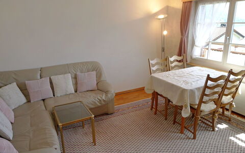 Weggis 7: Pièce, Meubles, Propriété, Sol, Design Intérieur, Salon, Table, Bâtiment, Mur, Immobilier