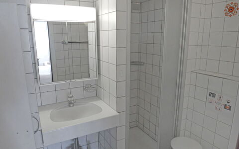 Weggis 7: Salle De Bains, Propriété, Tuile, Pièce, Architecture, Luminaire Plomberie, Accessoire Salle De Bain, Maison, Design Intérieur, Sol