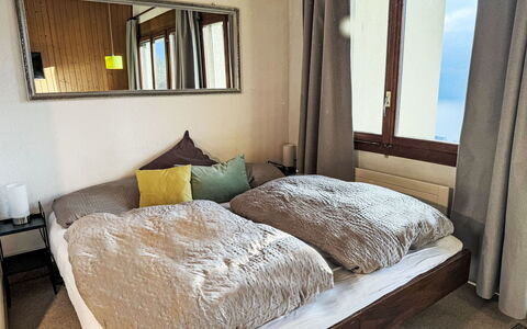 Platten: Meubles, Lit, Design Intérieur, Chambre, Literie, Drap De Lit, Sol, Bois, Pièce, Linge
