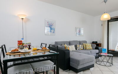 Residenza Miralago Apt. B13 100.24: Table, Meubles, Canapé, Cadre, Canapé-Lit, Lampe, Design Intérieur, Salon, Sol