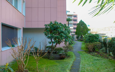 Locarno 2: Plante, Propriété, Bâtiment, Fenêtre, Architecture, Lot Terre, Végétation, Herbe, Design Urbain, Quartier