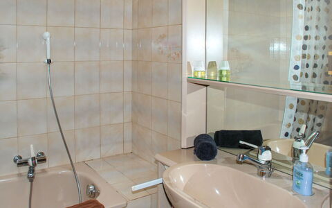 Tazzino: Luminaire Plomberie, Baignoire, Robinet, Tete De Douche, Miroir, Salle De Bains, Douche, Évier, Design Intérieur