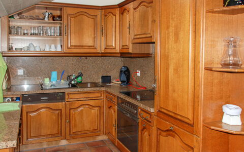 Tazzino: Marron, Cabinetry, Propriété, Comptoir, Meubles, Tiroir, Cuisine, Evier, Bois, Évier