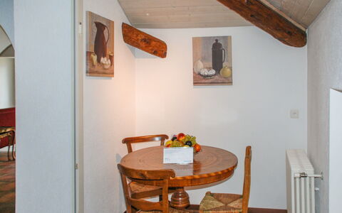 Tazzino: Meubles, Table, Propriété, Chaise, Bois, Design Intérieur, Orange, Bâtiment, Sol, Cadre