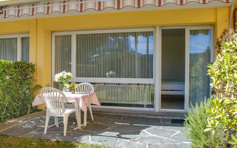 Locarno 410: Plante, Fenêtre, Meubles, Bâtiment, Chaise, Ombre, Porche, Jaune, Mobilier De Jardin, Bois