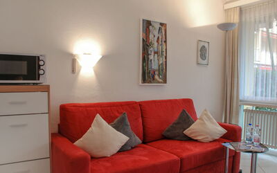 Residenza Lido Appartment 009 410.2: Cadre, Canapé, Meubles, Propriété, Confort, Salon, Bois, Éclairage, Sol, Sol
