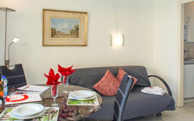 Residenza Lido Appartment 008 410.1: Bâtiment, Table, Canapé, Meubles, Propriété, Vaisselle, Cadre, Confort, Salon, Design Intérieur