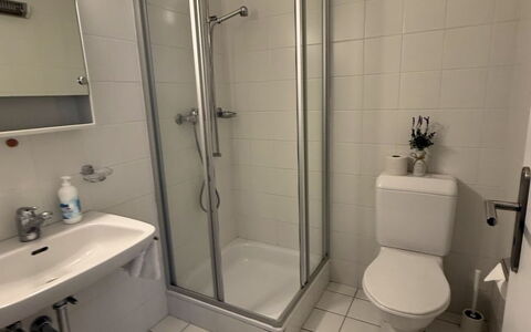 Ascona 100: Sol, Luminaire Plomberie, Sol, Design Intérieur, Salle De Bains, Plomberie, Pièce, Évier, Robinet, Lavabo