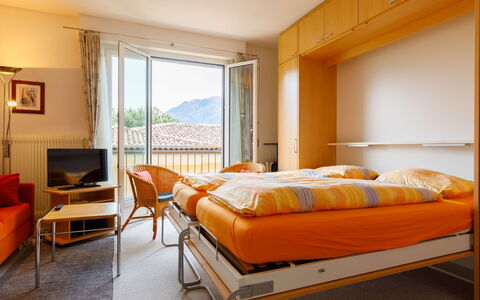Ascona 100: Meubles, Propriété, Confort, Bâtiment, Orange, Design Intérieur, Bois, Cadre De Lit, Lampe, Oreiller